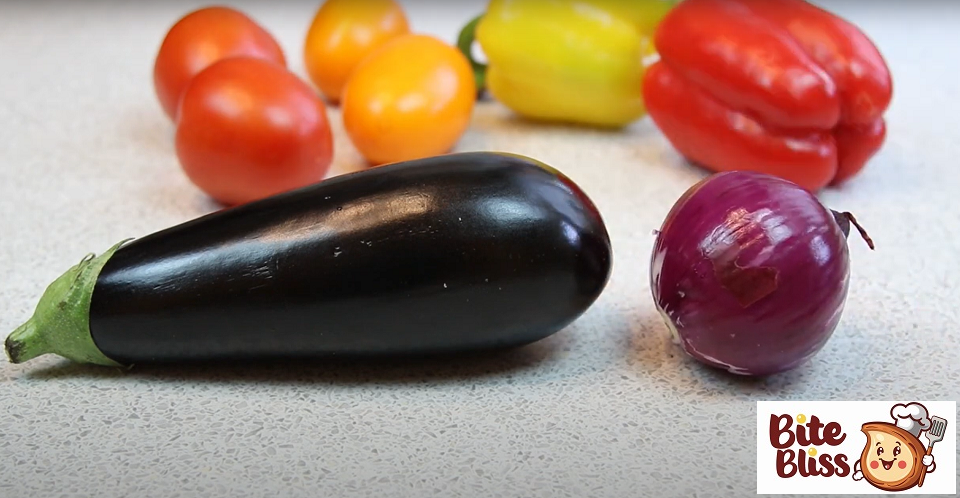 Prepare vegetables, I will take 2 bell peppers, 4 medium tomatoes, 1 eggplant and one red onion as an option you can take and other vegetables to your taste and availability.