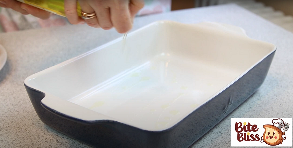 Lightly grease a baking dish with olive oil and sprinkle with breadcrumbs.