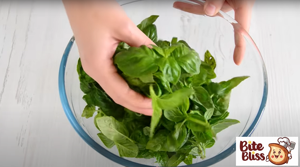 For the preparation of pesto sauce use exactly green basil. Basil should be washed in cool water, slightly dried, picked and cut off all the leaves, we cook just from the leaves, we do not use the stems. In total we need 50 grams of basil.